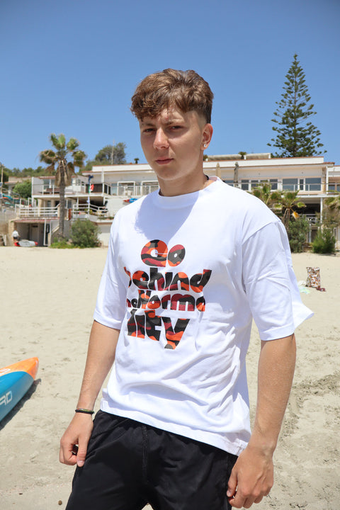 T-shirt Go behind the normality (Arancio)